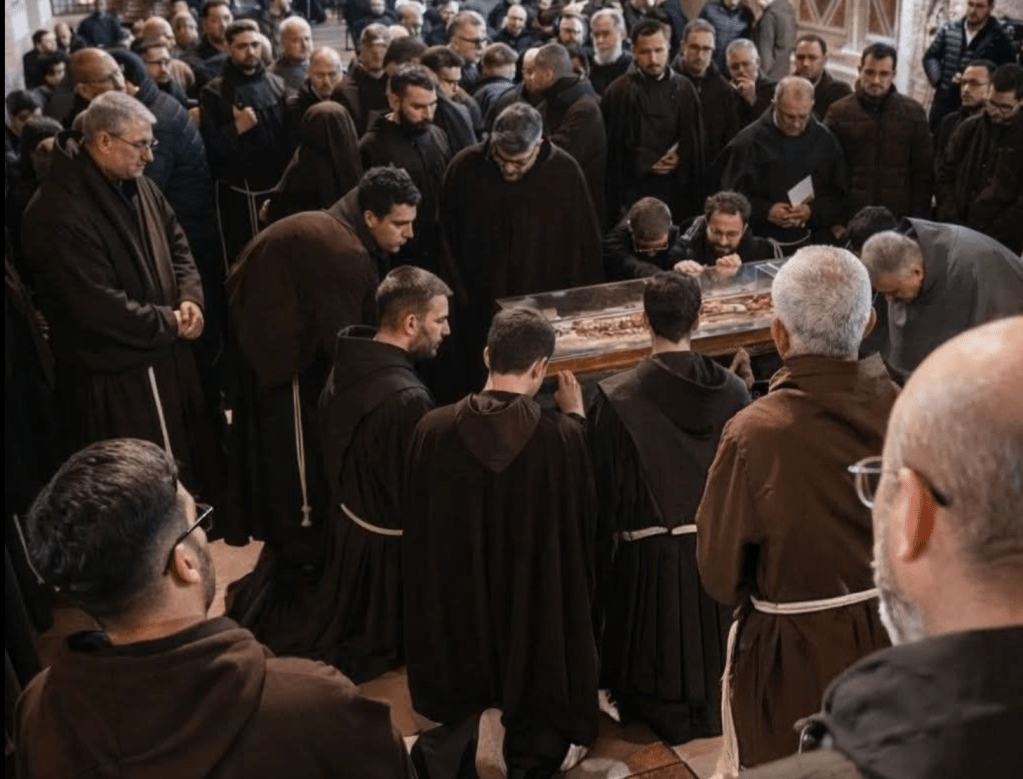 Frati minori Cappuccini pregano sulle spoglie mortali di san Francesco